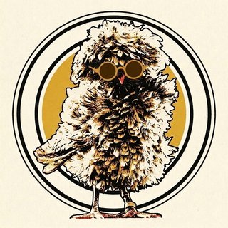 Het embleem van de Hippe Kippe Klup: een krulveren-kip met ronde zonnebril